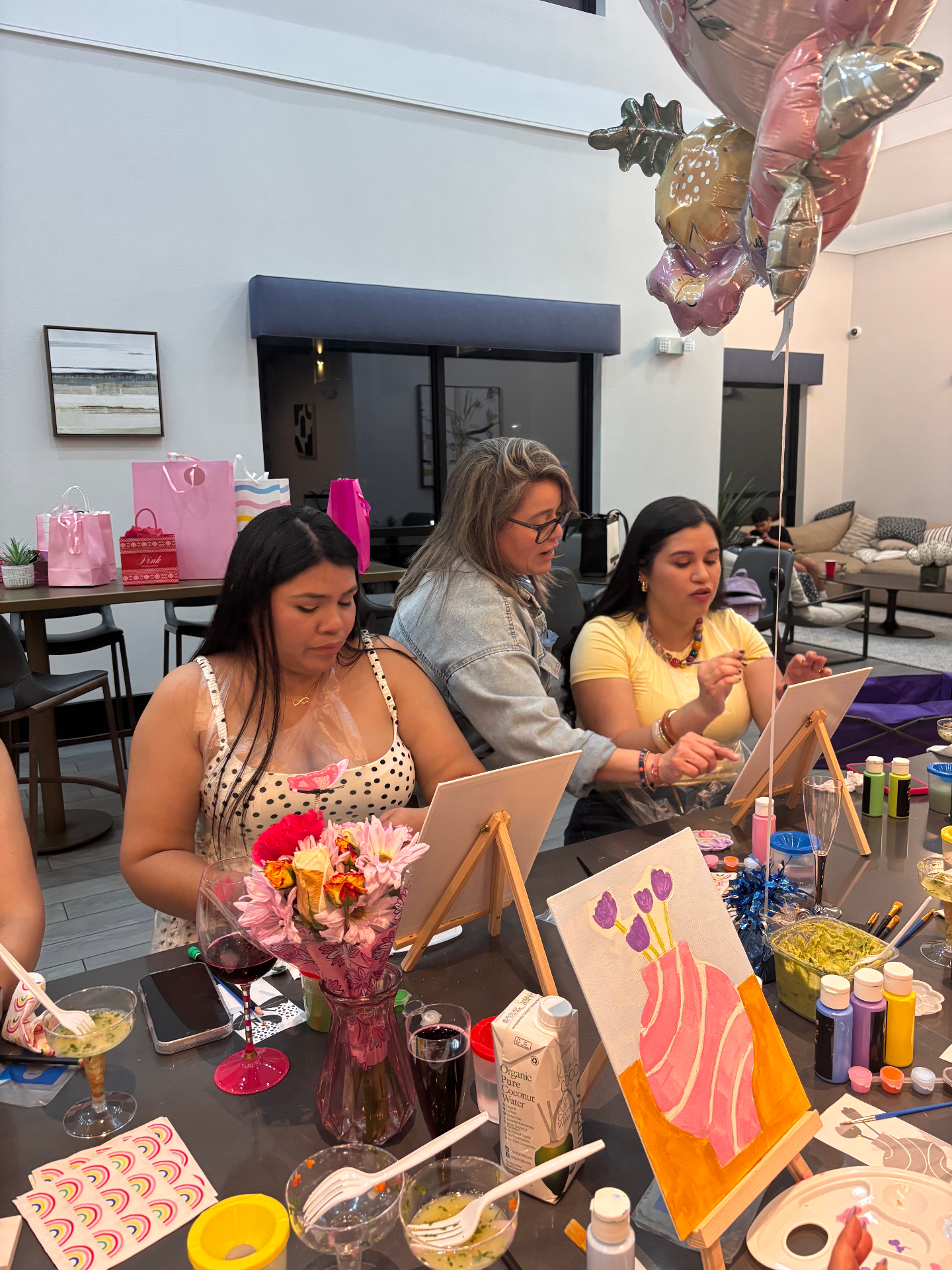 Celebración con flores y pinturas