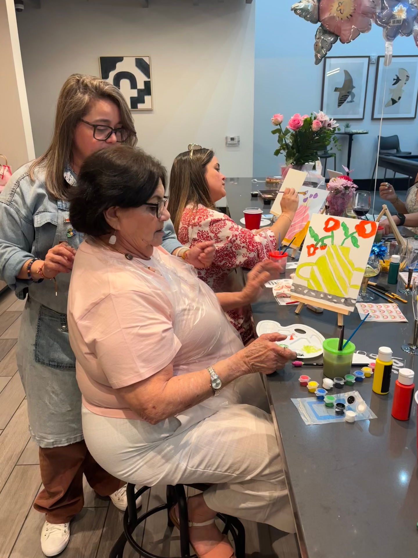 Mujeres pintando juntas